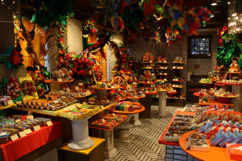 vitrine-BIOT-min_candy_store_chocolate_shop_chocolate_switzerland-393515